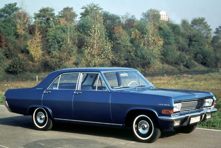 Im Frühjahr 1964 erschien Opels „KAD-A-Reihe“ (Kapitän, Adimiral, Diplomat): Der Kapitän fungierte als Einsteigermodell der drei mit identischen Karosserien ausgestatteten Brüder. Der 2,6-Liter-Motor leistete anfangs 74 kW/100 PS, im Herbst 1965 folgte ein neuer Motor mit 2,8 Litern und 92 kW/125 PS.Seine Produktion wurde im Herbst 1968 eingestellt. Die nach der Ausstattung gestaffelte Modellreihe Kapitän-Admiral-Diplomat wird seither mit „KAD“ abgekürzt. Mit dieser Modellreihe verlor Opel seinen ersten Platz in der deutschen Neuwagen-Zulassungsstatistik der Sechszylinder-Klasse. (Foto. Opel)
