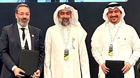 Hussein Zein (links), Vice President, Saudi Arabien und Bahrain, von Emerson unterzeichnet eine Vereinbarung mit Wail A. Al Jaafari, Executive Vice President Technical Services von Aramco, und Walid Al-Naeem, Vice President und Chief Engineer von Aramco über die Zusammenarbeit bei fortschrittlicher Sensorik zur Digitalisierung der Forschung und Entwicklung zur industriellen Korrosionsüberwachung.(Bild:  Emerson)