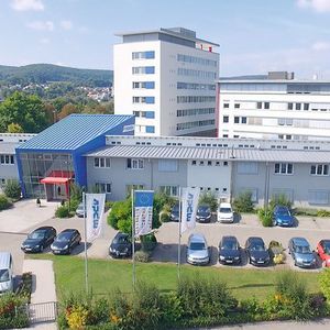 Der MPDV-Hochbaubau (hinten links) in Mosbach, der Ende 2016 fertiggestellt wurde, ergänzt harmonisch die zwei bestehenden Gebäudekomplexe (vorne und hinten rechts). Die einzelnen Gebäude heißen M, E und S. 