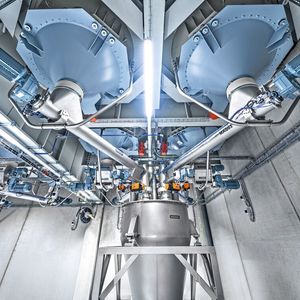 Vollautomatisierte Produktionsanlage für Vitamin- und Mineralstoffmischungen. (Bild: Daxner)