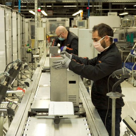 150 Beschäftigte in Martorell nutzen die Montagelinie des Seat Leon für die Herstellung von Beatmungsgeräten.(Bild:  Seat)
