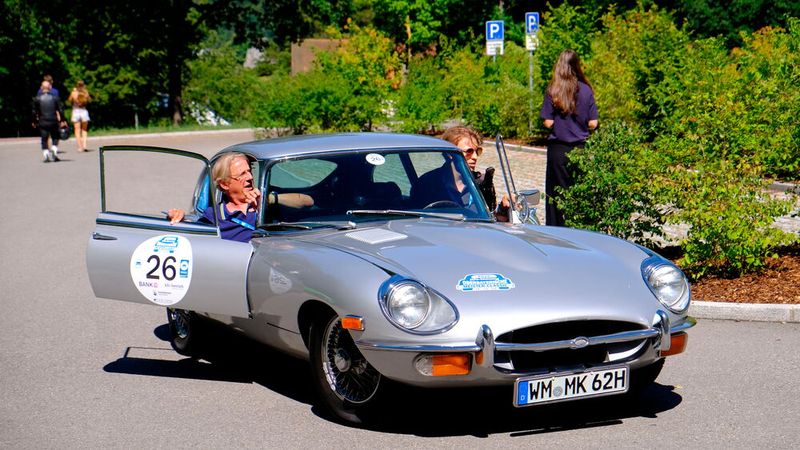 Louis und Mathias Goll mit ihrem Jaguar E-Type (Bj 1969). (Bild: Holger Zietz - VCG)