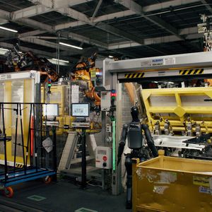 Sie arbeiten im Karosseriebau an Arbeitsplätzen, die üblicherweise Menschen bedienen.(Bild:  BMW)