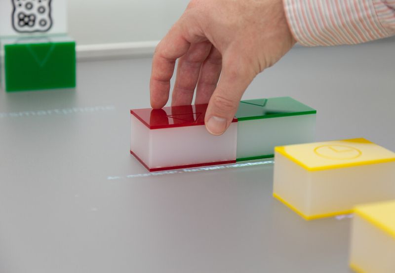 Die Modellierungsbausteiner werden von einer Kamera erfasst. Berühren sich die Bausteine, werden automatisch die Verbindungen etabliert. (Metasonic)