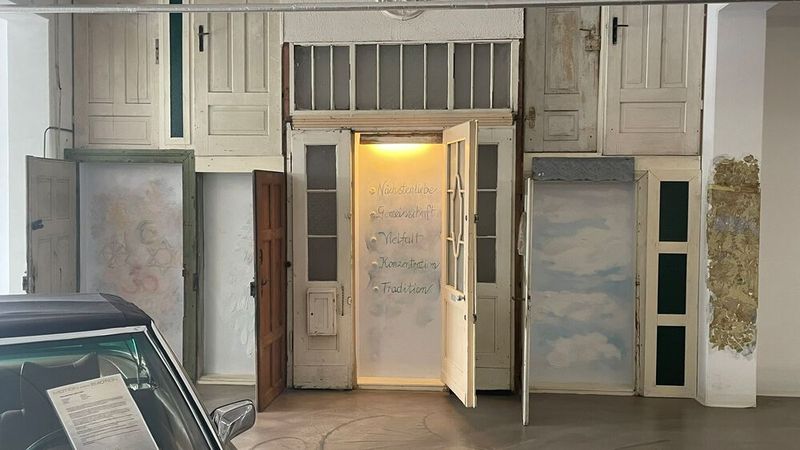 Das Klassik-Autohaus hat seinen Sitz in einem ehemaligen Möbelgeschäft und ist streng nach Feng-Shui-Prinzipien gestaltet.  (Bild: Grimm – VCG)