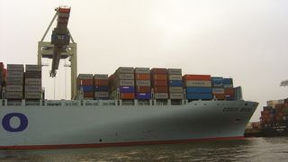 Liegen Schiffe im Hafen, werden sie über einen Landanschluss mit Energie versorgt. Den störungsfreien Betrieb überwacht ein Relais und schaltet die externe Versorgung bei Überspannung gegebenenfalls ab, um die Schiffsanlagen/Elektronik zu schützen Bild: Siemens (Archiv: Vogel Business Media)