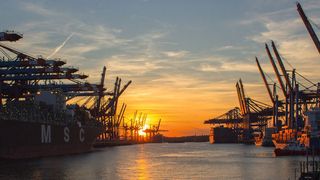 Ruhe im Hamburger Hafen: Das 1965 erbaute Sperrwerk Billwerder Bucht schützt noch heute den Hamburger Hafen vor Hochwasser und Sturmfluten – neuerdings auch mit Automatisierungstechnik von Siemens. (gemeinfrei)