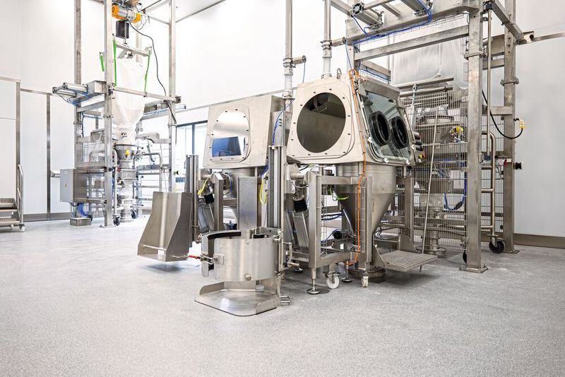 Anlieferstation der Rohstoffe - die Sack- und Fassaufgabe und Big Bag Stationen (Bild: Pfizer)