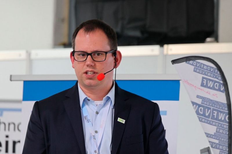 Wie der Spritzgießmaschinenhersteller Engel mit Markenvielfalt, Maschinentechnologie und KI-Lösungen neue Antworten für den Spritzguss liefert, beleuchtete  Lars Klattig in seinem Beitrag. Mit klar positionierten Marken bietet Engel passgenaue Lösungen von robusten Einstiegskonzepten bis zu hochintegrierten, technologisch führenden Systemen. (Bild: Maschinenmarkt/rw)