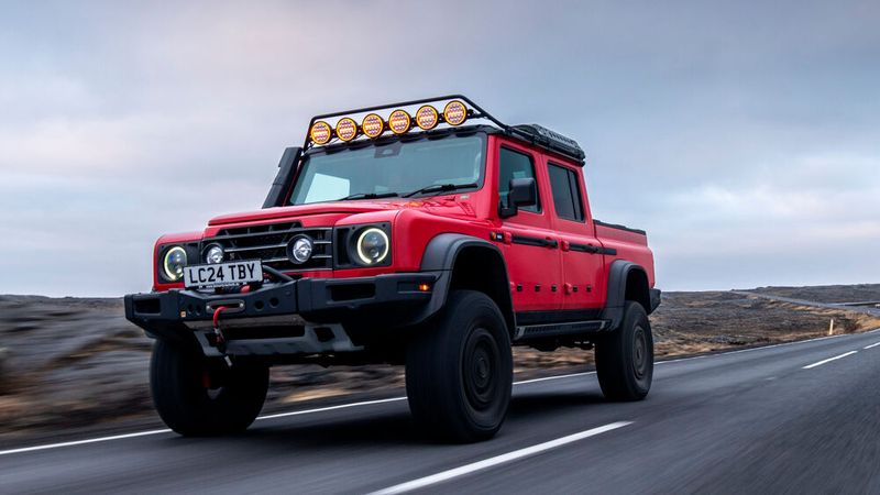Aufgebockt auf Portalachsen ist der Grenadier als klassischer Geländewagen oder wie hier im Bild als Pick-up erhältlich.(Bild:  Ineos)