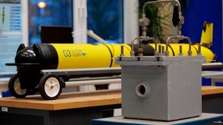 Das ist der Prototyp des Energiesystems, das sogenannten Ozeangleitern (einer ist im Hintergrund zu sehen) die Energieversorgung erleichtern soll. Entwickelt wurde es am Helmholtz-Institut Hereon. Wie es heißt, funktioniert es wie die Kiemen von Fischen. (Bild: Hereon / S. Niemann)