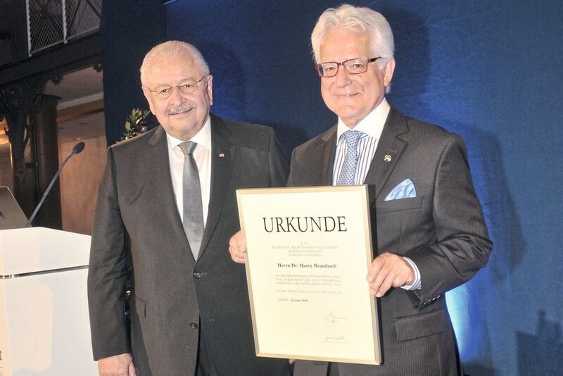 Jahrzehntelanges Engagement: ZDK-Präsident Jürgen Karpinski (li.) dankt Harry Brambach. (Zietz/»kfz-betrieb«)