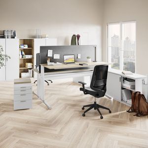 Mit nur einem Handgriff: Aufstehen und Verstellen wird so zu einem einzigen Vorgang und die Tischplatte bewegt sich ohne Kraftaufwand ganz selbstverständlich mit nach oben. (Bild:  Leuwico)