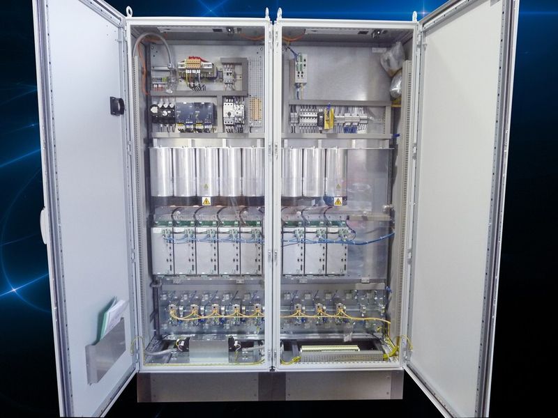 Ein Blick in den Schaltschrank zeigt (von unten nach oben): die Sensorsignalaufbereitung, die digitalen Antriebsverstärker SD2 in Coolplate-Version, die Zwischenkreiskondensatoren zur Energiepufferung beim Bremsen sowie die Einspeise- und Steuerungskomponenten mit der Power-PC-Steuerung. (Bild: Sieb & Meyer)