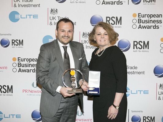 Auszeichnung: BMZ-Werksleiter Fabbiano Daniel nahm von RSM CEO Jean Stephens stellvertretend für BMZ-Firmengründer und Inhaber Sven Bauer den Pokal für den  ‚RSM Entrepreneur of the Year’ entgegen. (Bild: RSM Deutschland)