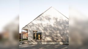 Die von Henning Larsen entworfene Erweiterung der Feldballe-Schule in Rønde ist ein rund 250 Quadratmeter großer Neubau, der als Modellprojekt für nachhaltiges Bauen im Bildungsbereich dient. Das Gebäude zeigt, dass der Einsatz von kohlenstoffnegativen und biobasierten Materialien im modernen Schulbau technisch und gestalterisch realisierbar ist. Verwendet wurden unter anderem nachwachsende Rohstoffe wie Holz und andere natürliche Baustoffe, die CO₂ binden und damit aktiv zur Reduktion der Klimabelastung beitragen. (Bild: Rasmus Hjortshøj)