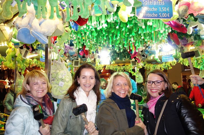 Küss den Frosch - wer bekommt den Prinzen ab? (v. l.) Janet Spacey, Spacey PR, Katja Neumann, i3-Technologies, Stephanie Steen, IT-BUSINESS, und Sabrina Hoefs, ALSO. (IT-BUSINESS)