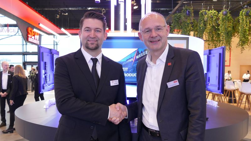 Dr. Hans Krattenmacher (rechts), Geschäftsführer Innovation Mechatronik bei SEW-Eurodrive, mit Dr. Josef Waltl, Chief Executive Officer (CEO) von SDA.(Bild:  SEW-EURODRIVE)