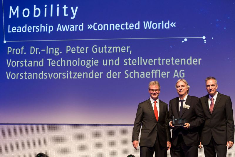 Der Preisträger in der Kategorie „Mobility“, Prof. Dr. Ing. Peter Gutzmer, freut sich gemeinsam mit Stefan Rühling (l.) und Laudator Wolfgang Michel (r., beide Vogel Business Media) über die begehrte Trophäe. (Vogel Business Media / S. Bausewein)