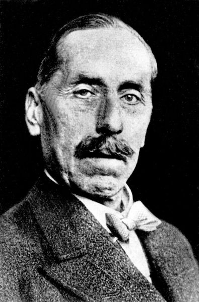 Vor 75 Jahren starb Friedrich Paschen: Mehr fundierte Physik, weniger Dienstleistungen, weniger Verwaltungsdenken – so lässt sich das Bestreben des Physikers Friedrich Paschen zusammenfassen, der knapp zehn Jahre lang (1924 bis 1933) die Physikalisch-Technische Reichsanstalt (PTR), die unmittelbare Vorgängerin der heutigen Physikalisch-Technischen Bundesanstalt (PTB), leitete. Zu seinem 75. Todestag am 25. Februar erhielt Friedrich Paschen einen erneuerten Gedenkstein auf dem Südwestkirchhof in Stahnsdorf bei Berlin.  In 20 Jahren an der Uni Tübingen war er zu einem der wichtigsten Spektroskopiker geworden. Paschen bestätigte als erster das Wien’sche Strahlungsgesetz experimentell. Er entdeckte die infraroten Serien des Wasserstoffspektrums, die 1908 Paschen-Serie genannt wurden, und wies nach, dass Spektrallinien sich in starken Magnetfeldern aufspalten (Paschen-Back-Effekt, 1912). Paschen untersuchte die Feinstruktur des Heliumspektrums und lieferte eine experimentelle Bestätigung der Rydberg-Konstante. (JW)  (Bild: Max-Planck-Gesellschaft, Archiv, Berlin)