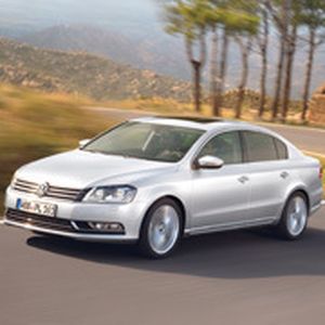 Neuer VW Passat: Die Neuauflage des VW-Klassikers geht mit vier Benzin- und drei Dieselmotoren mit Leistungen zwischen 77 kW/105 PS und 220 kW/300 PS an den Verkaufstart. Die Preise reichen von 24.4225 bis deutlich über 50.000 Euro. Limousine und Variant starten zeitgleich.