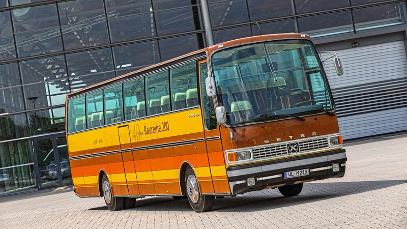 Kässbohrer stellte 1976 die Baureihe 200 vor. Sie war deutlich moderner gestaltet und bekam eine ungeteilte Windschutzscheibe. Als erster Nutzfahrzeughersteller führte das Unternehmen 1984 serienmäßig das ABS bei Reisebussen ein. Die Baureihe 200 war die variantenreichste Setra-Baureihe. Angetrieben wurden sie überwiegend von V6-, V8- und V10-Dieselmotoren von Daimler-Benz, später mit Abgasturbolader und auch Motoren von MAN. (Bild: Daimler AG)