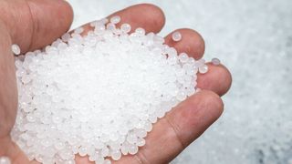 Aus sortenrein getrennten Kunststoffabfällen wird das Granulat zur Herstellung hochwertiger neuer Kunststoffe gewonnen. Allerdings ist eine aufwändige händische Mülltrennung im Klinikalltag nicht leistbar.  (Bild: Meaw_stocker - stock.adobe.com)