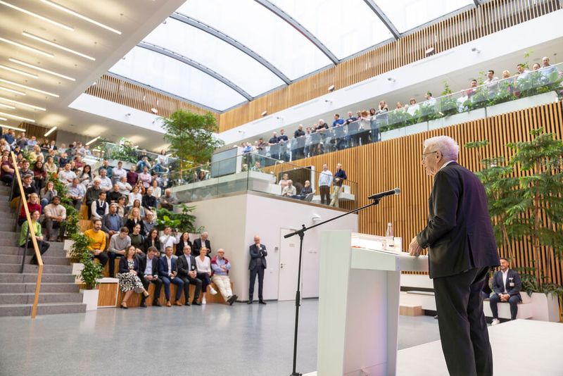 In seinem Grußwort an alle Mitarbeitenden betonte Kretschmann die Relevanz von Dekarbonisierung. (Bild: Luca Siermann/ABB)