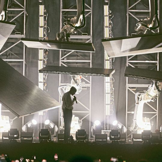 Auf der Europatournee von Stromae werden zehn Roboter mit auf der Bühne sein, die überdimensionale LED-Screens bewegen. Am Ende der zweijährigen Tour werden die Roboter mehr als 90 Mal auf- und wieder abgebaut worden sein. Auf der Europatournee von Stromae werden zehn Roboter mit auf der Bühne sein, die überdimensionale LED-Screens bewegen. Am Ende der zweijährigen Tour werden die Roboter mehr als 90 Mal auf- und wieder abgebaut worden sein.