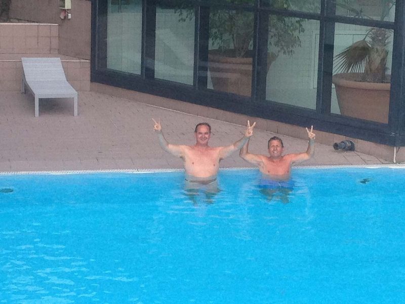 Poolparty: Werner Nieberle und Nikolaus Amberger von Essen und Trinken. (Foto: Stephan Maderner)