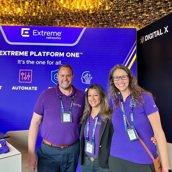 Ganz in Lila unterwegs waren (v. l.) Jens Brauer-Schmidt, Anna Burbach und Christina Knaup von Extreme Networks. (Bild: Vogel IT-Medien GmbH)