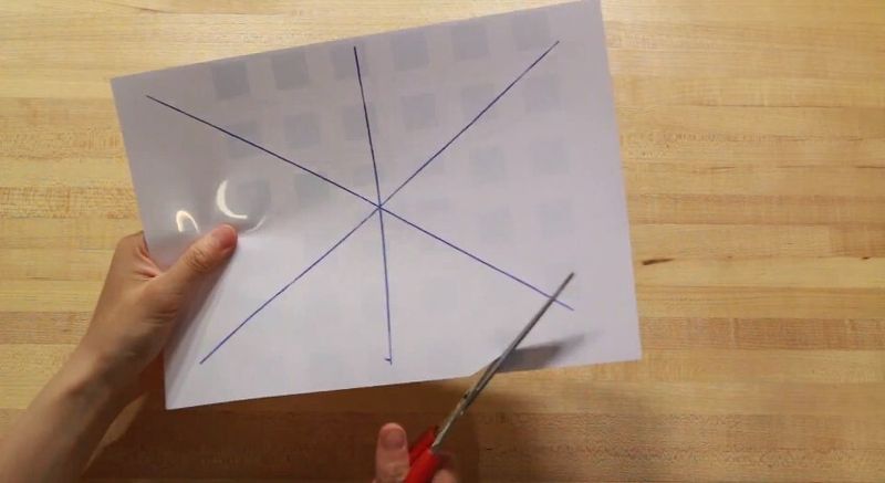 Für den Anwender, der den Sensor zuschneidet, wird die Topologie durch Linien auf der Rückseite angedeutet. (MPI / youtube)