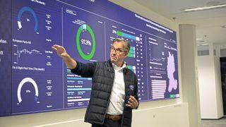 Michael Anton, Leiter Ford Pro Customer Service in der DACH-Region, erklärt den Mehrwert des Ford-Liive-Programms für die Kunden. (Bild: Ford)