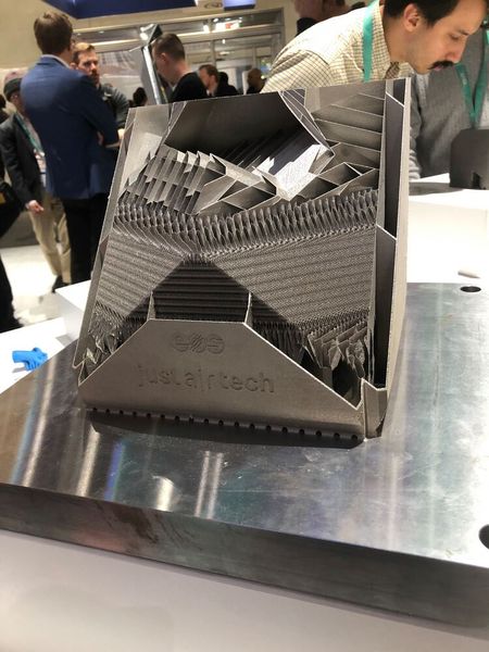 Ein Wärmetauscher für die Luftfahrt: Er ist bis zu fünfmal effizienter im Vergleich zu konventionellen Produkten. Er besitzt 90 000 Innenkanäle und nutzt Luft als Kältemittel. Er besitzt eine Wandstärke von 180 µm und wurde innerhalb 12 Stunden additiv gefertigt. (Bild: VCG/Juliana Pfeiffer)