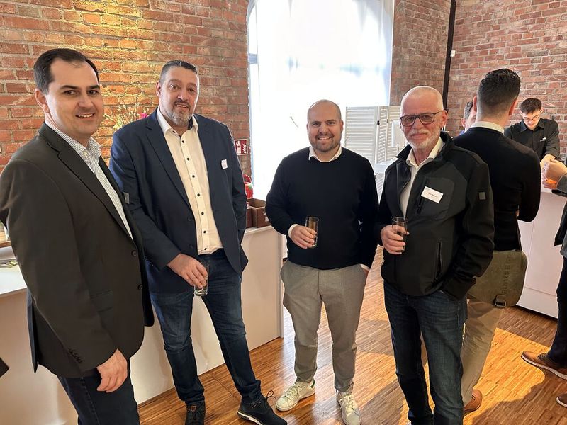 Wichtige Themen besprechen (v. l.) Michael Benesch und David Denz (Bechtle) mit Raphael Holczer (Bechtle) und Günter Wagner (WES). (Bild: Vogel IT-Medien GmbH)