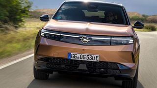 Auf der flexiblen STLA-Medium-Konzernplattform kommen bereits der Peugeot E-3008 und der E-5008.  (Bild: Opel)