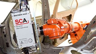 Die Automobilindustrie fragte bei Atlas Copco 2015 deutlich mehr Montagesysteme sowie Klebe- und Dosiertechnik nach als im Jahr zuvor. Im Bild eine Anwendung aus dem Hause SCA. Das Brettener Unternehmen gehört seit 2011 zu Atlas Copco. (Bild: SCA)