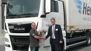 V.l.: Jürgen Goller, Teamleiter Fuhrpark (Hermes Altenkunstadt) und Torsten Lau (Euro-Leasing-Regionalleiter Nord). (Bild: Euro-Leasing)