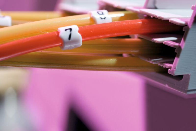 Ob in der Informations- und Kommunikationstechnik zwischen Sender und Empfänger wenige Hundert Meter oder der halbe Erdball liegen, spielt keine Rolle. (Bild: Telekom)