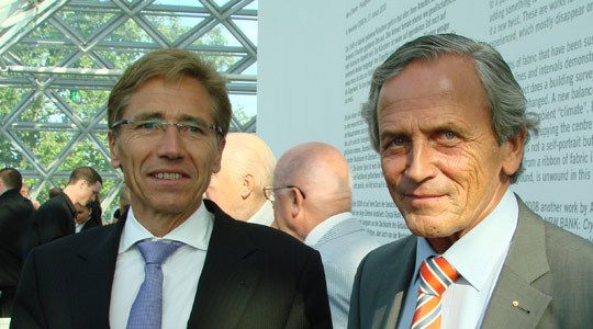 Dekra-Chef Klaus Schmitt (li.) und Jens Becker (Subaru Deutschland) sind mit dem bisherigen Jahresverlauf ebenfalls sichtlich zufrieden. (Archiv: Vogel Business Media)