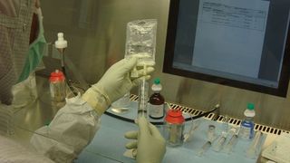 In der Krankenhausapotheke der Havelland Kliniken werden Infusionen und Injektionen zur Krebstherapie...  (Bild: Schilling Engineering)