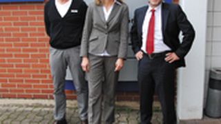 Fruchtbare Zusammenarbeit: Leo Lautenbach (li.), Geschäftsführer des gleichnamigen Ford-Autohauses in Duderstadt, Kirsten Koppehele und Klaus Meier, beide Attribut. (Fotos: Mauritz)