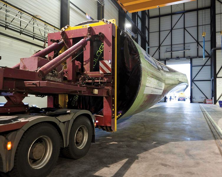 Prüfungen für die Zertifizierung können im Fraunhofer-IWES an Rotorblättern bis 90 m Länge vorgenommen werden. (Bild: Fraunhofer-IWES)