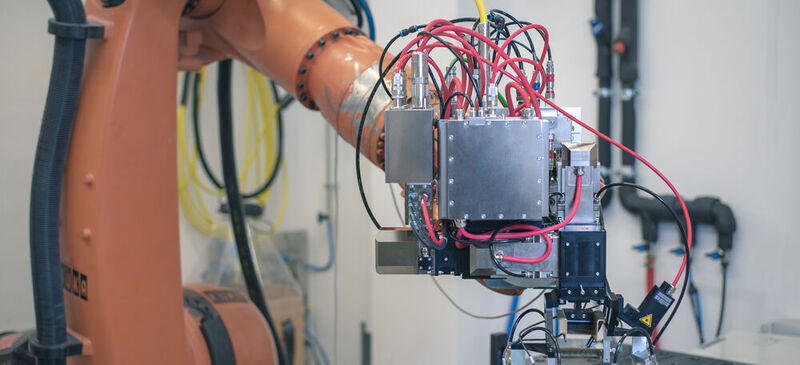 Die zahlreichen Leitungen der Laserbearbeitungsoptik dienen zur Strom- und Datenübertragung und zur Verbindung mit Roboter und Schaltschrank. 