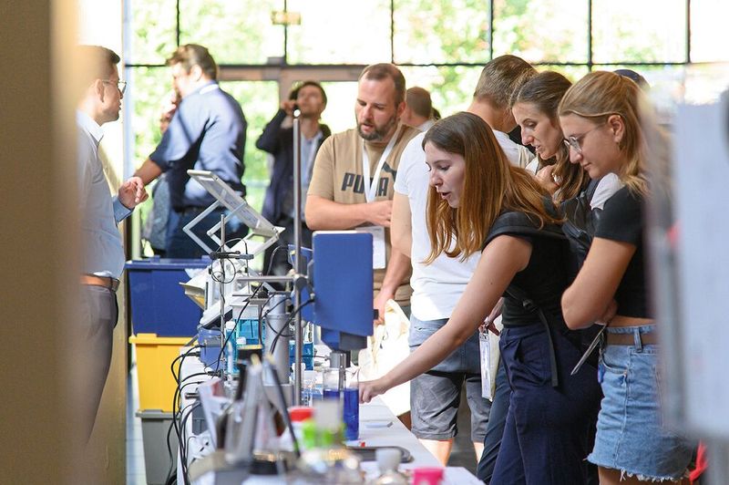 „Hand“ ist ein passendes Stichwort: Denn die LAB-SUPPLY zeichnet sich durch einen ausgeprägten hands-on Charakter aus. Soll heißen: Die Besucher dürfen meist die Ausstellungsstücke in die Hand nehmen und direkt ausprobieren. Wie liegt die Pipette in der Hand? Wie leichtgängig lässt sich der Gefrierschrank öffnen und schließen. Wie ist die Benutzerführung der Waage gestaltet usw. (Bild: Stefan Stark)