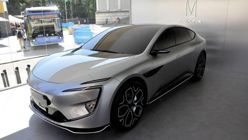 Der Avatr 12 ergänzt die Modellpalette. Der SUV-Bruder 11 ist bereits seit Jahresbeginn in China erhältlich. (Bild: Wehner - VCG)