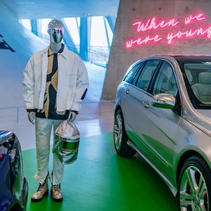 Themeninsel „Space“ mit Detail der Mode-Inszenierung. Die Figurine trägt originale zeitgenössische Stücke internationaler Top-Designer.(Bild:  Mercedes-Benz AG)