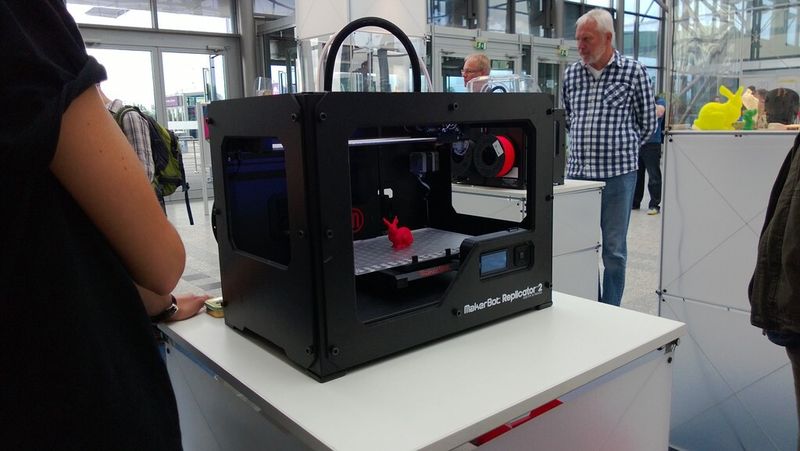 Der 3D-Drucker Replicator 2 von MakerBot (Bild: D.Quitter, konstruktionspraxis)