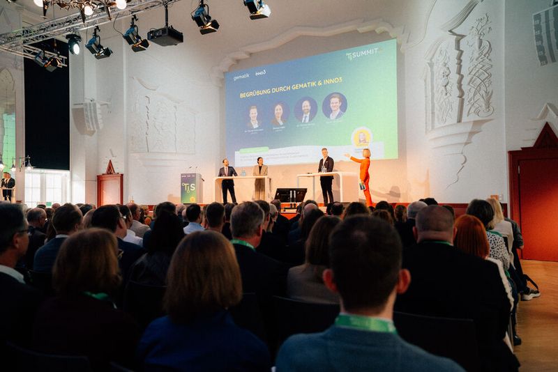 ... vom Trio der gematik-Geschäftsführung: Dr. Florian Hartge, Brenya Adjei und Dr. Florian Fuhrmann (Vorsitzender). Moderatorin Susanne von Hopffgarten stellte sie vor. (v. l.) (Bild: WACH Studio GmbH)