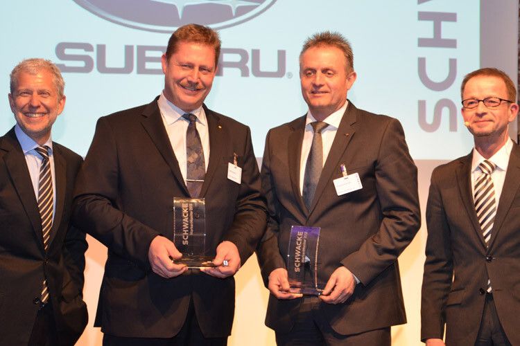 Am Top-3-Ranking hat sich bei den kleinen Importfabrikaten nichts geändert. Ganz oben auf dem Treppchen steht Subaru, vertreten durch Volker Dannath (li.) und Thomas Knauer vom Händlerverband. Suzuki und Mitsubishi belegen die Plätze zwei und drei. (Foto: Preising)